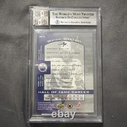 1999-2000 Upper Deck HOF-9 Wayne Gretzky + 1985 Game Used Jersey Swatch
