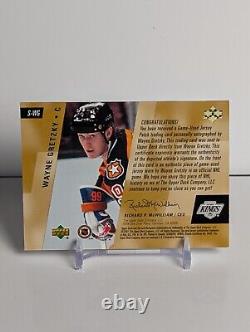 2001 Upper Deck Wayne Gretzky Game Used Jersey Patch Exclusive Auto /99 On Card