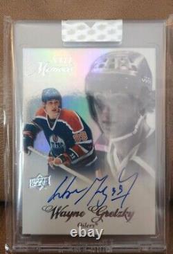2020-21 Upper Deck Clear Cut Memoirs Wayne Gretzky auotgraph, in a one touch