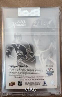 2020-21 Upper Deck Clear Cut Memoirs Wayne Gretzky auotgraph, in a one touch