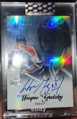 2020-21 Upper Deck Clear Cut Memoirs Wayne Gretzky auotgraph, in a one touch