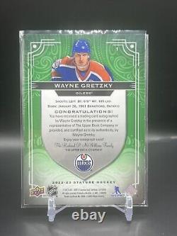 2022-23 UD Stature Wayne Gretzky Auto Green Blue Ink /25 Oilers On Card