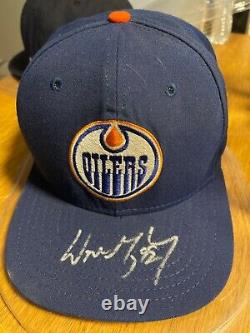 Autographed Wayne Gretzky Oilers hat with upper deck cert