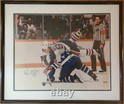 Upper Deck Authentic 13255 Wayne Gretzky Autographed Shot with CoA, 16 by 20