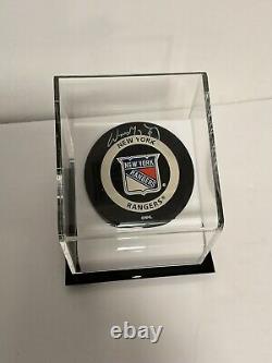 Upper Deck New York Rangers Wayne Gretzky/Gordie Howe Red Wings Puck Set & cert