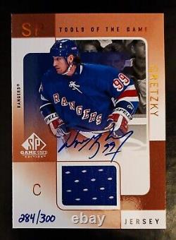 WAYNE GRETZKY-2000 SP Game-Used BRONZE (#284/300) BLUE JERSEY/AUTO/AUTOGRAPH