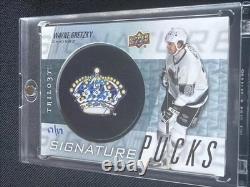 WAYNE GRETZKY-2016/17 UD Signature Pucks (#17/17) AUTO
