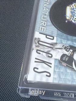 WAYNE GRETZKY-2016/17 UD Signature Pucks (#17/17) AUTO