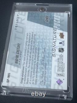 WAYNE GRETZKY-2016/17 UD Signature Pucks (#17/17) AUTO