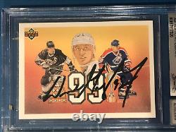 WAYNE GRETZKY Signed 1991-92 UPPER DECK Card #38 Beckett Slabbed GRADED 10