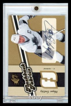 Wayne Gretzky 2006-07 Upper Deck SPx Flashback Fabrics Autograph Jersey Patch