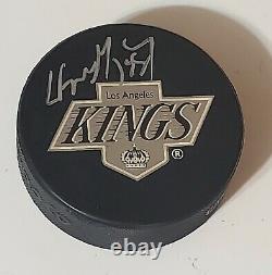 Wayne Gretzky 8 oz Silver Medallion & signed Upper Deck hockey puck #31/820