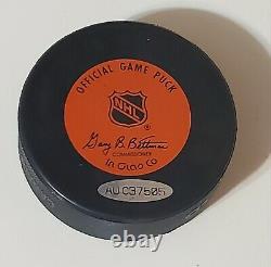 Wayne Gretzky 8 oz Silver Medallion & signed Upper Deck hockey puck #31/820