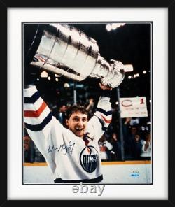Wayne Gretzky Signed 16x20 Photo, Upper Deck Limited Edition /99. Auto UDA