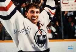 Wayne Gretzky Signed 16x20 Photo, Upper Deck Limited Edition /99. Auto UDA