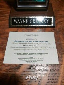 Wayne Gretzky Upper Deck Exclusive Authentic Autograph with COA + Stand